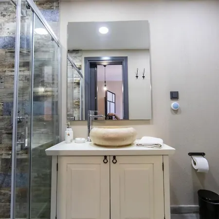 Villa With Private Pool & Garden *