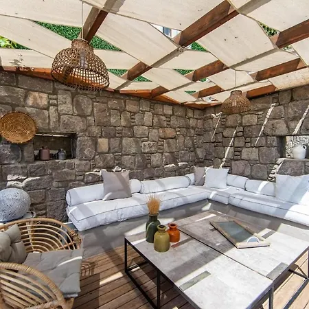 Villa With Private Pool & Garden